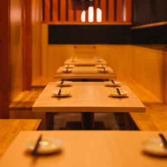 和の趣き溢れる店内は大人の為の落ち着いた雰囲気となっております。2名様でご利用可能なテーブル席は日本橋での接待や女子会、合コンなど各種宴会に最適なプライベート個室空間♪お得な宴会コースプランもご予算に合わせて3000円~ご用意。誕生日や記念日にお得なサプライズ特典もご用意しております。