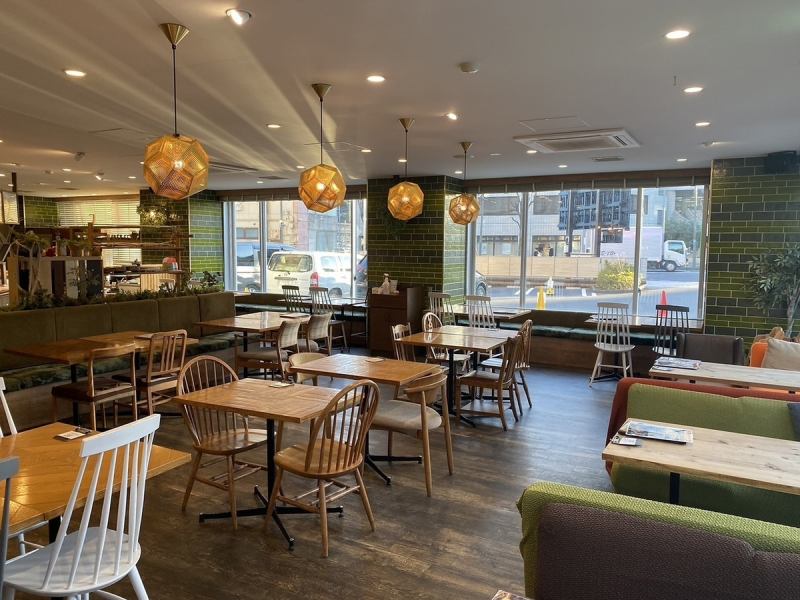 日中の店内は木の温もりを感じ、大きな一面ガラスから陽の光が差し込み、気持ちいい空間となります。