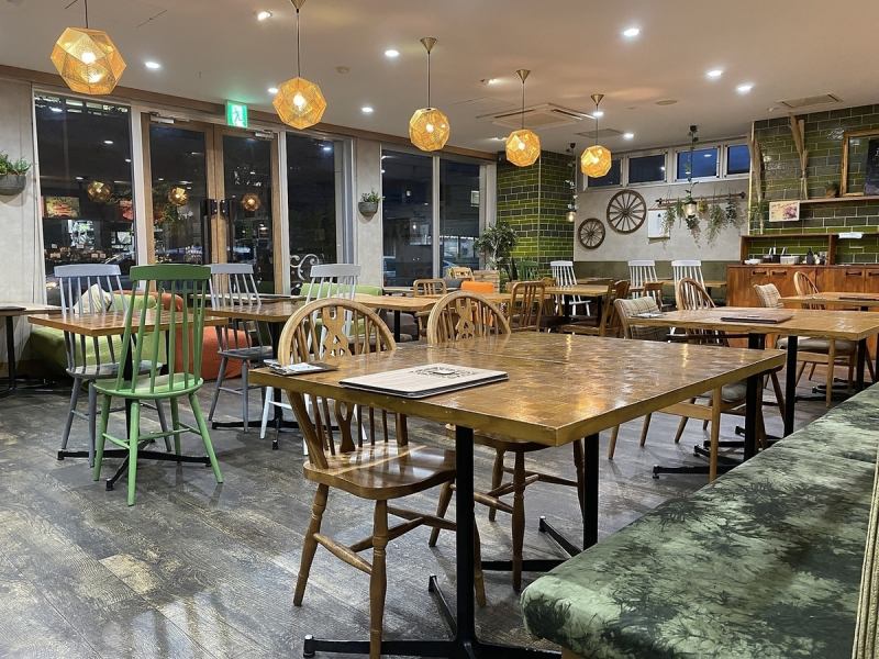 夜はしっとりとムーディーな雰囲気を醸し出します。柔らかく座り心地の良いソファと椅子。大切な人とのデートや記念日を祝う場としてもとても使いやすいお店です。