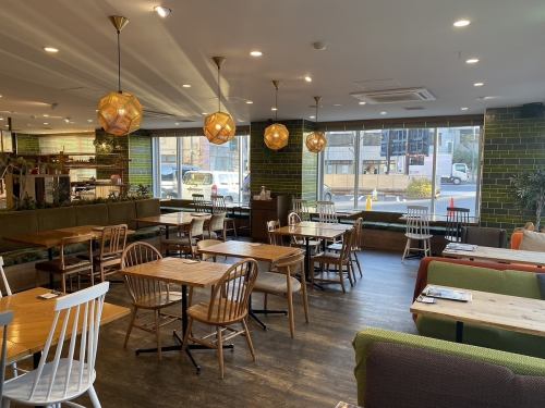 ブラインドから入り込む日差しが心地よい窓際の席グリーンタイルが光を浴びてなんとも爽やか色違いのチェアがリズムよく並ぶ様も可愛らしいものです。1名~4名様対応可能。