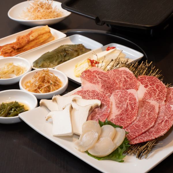 ジュワッと焼けるお肉が食欲を刺激！牛ばら肉の甘い脂と貝の旨味を一緒に重ねて頬張る≪チャドルサマプ≫