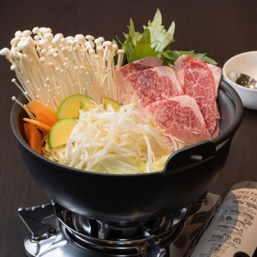 旨味が溶け出した熱々スープがたまらない！薄切り牛肉とたっぷり野菜を特製出汁で煮込む≪チャドル鍋≫