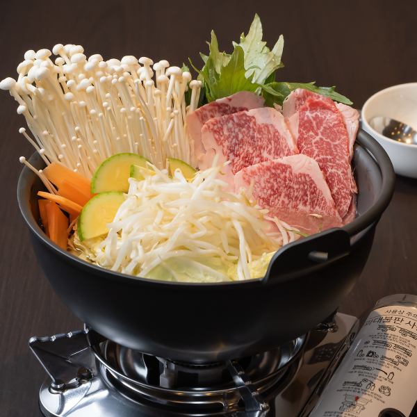 旨味が溶け出した熱々スープがたまらない！薄切り牛肉とたっぷり野菜を特製出汁で煮込む≪チャドル鍋≫