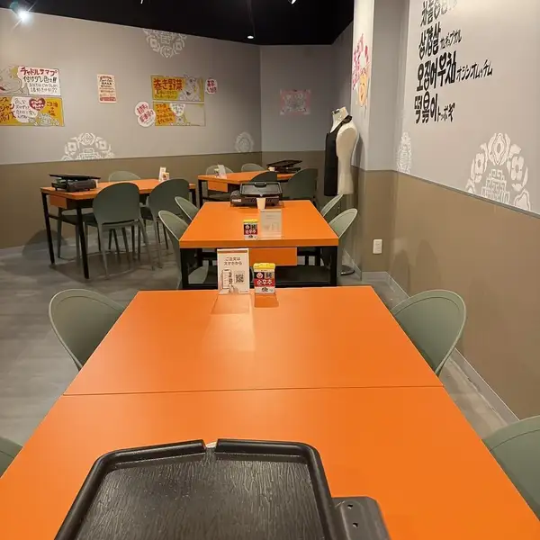三ノ宮に本場韓国料理が楽しめるお店が5/7にオープンしました!お一人様でも大人数でも利用しやすい店内となっております。名物チャドルやサムギョプサル、韓国料理を豊富に取り揃えておりますのでお気軽にご利用ください!仕事終わりの喉を潤す一杯も、ご友人との利用も、Zigul Zigul (チグルチグル)なら外しません!!