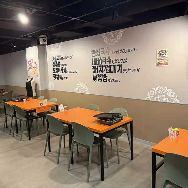 2名席を8卓、4名席を6卓と豊富にご用意しました。各テーブルを連結することで、最大14名様まで顔を合わせてお食事が可能です。デートや仕事帰りのサク飲みはもちろん、大人数での打ち上げでも可能です!女子会や宴会にもお気軽にご利用ください♪
