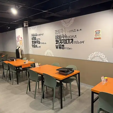 店内には、少人数に最適な2名様用テーブルが8卓、グループ向けの4名様用テーブルが6卓ございます。