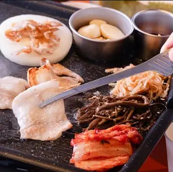 鉄板で焼き上げる豚バラ肉!カリッとジューシーな脂の甘みがたまらない絶品≪サムギョプサルセット≫