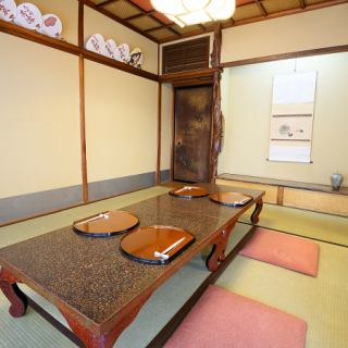 [2nd floor] A room with two tables for three people.It can also be used as a private room by separating it with a sliding door.