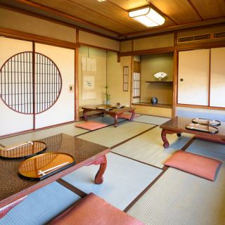 [2nd floor] A space with three tables that can seat three people.It can also be used as a private room by separating it with a sliding door.