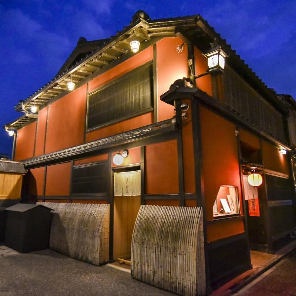 先斗町の京料理店として70年以上の歴史を築いてきた「京料理 大當両」。季節感を意識した、奇をてらわない料理が供されます。ゆば会席は、先付や八寸などで旬の食材を使うのはもちろん、湯葉の調理法を時季に合わせて工夫されるため、一年を通して人気です。