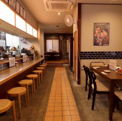 <p>おでんと串天の専門店♪カウンター席は8席ご用意しております。目の前で料理が作られる様子を楽しみながら、料理人との会話を楽しめる特別な空間です。お一人様でも気軽にお立ち寄りいただけ、ゆったりとした時間を過ごすことができます。友人との食事や、仕事帰りのひとときにも最適です。</p>