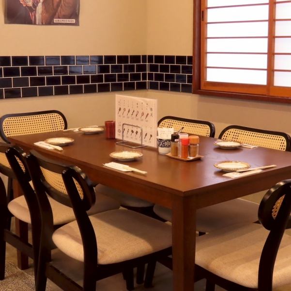 テーブル席はゆったりとした空間でお食事を楽しめます。テーブルをつなげることで、大人数での宴会にも対応可能です。友人や家族、ビジネスシーンにも最適で、楽しいひとときをお過ごしいただけます。落ち着いた雰囲気の中、心温まる料理を囲んで、特別な時間をお楽しみください。