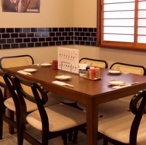 <p>テーブル席はゆったりとした空間でお食事を楽しめます。テーブルをつなげることで、大人数での宴会にも対応可能です。友人や家族、ビジネスシーンにも最適で、楽しいひとときをお過ごしいただけます。落ち着いた雰囲気の中、心温まる料理を囲んで、特別な時間をお楽しみください。</p>