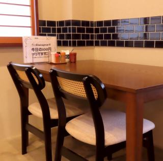 お一人様やデートに最適なカップル席をご用意。プライベート感があり、落ち着いた雰囲気で特別なひとときをお過ごしいただけます。