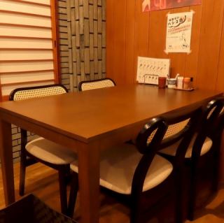 4名掛けのテーブル席◎友人や家族との食事に最適。落ち着いた雰囲気の中、リラックスしてお楽しみいただけます。