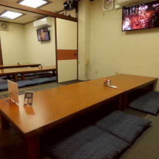 広々とした座敷席は4名様から利用可能で、最大12名様まで対応。友人や家族との集まりにぴったりな落ち着いた空間です。