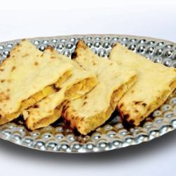 ・Chocolate cheese naan 770 yen ・Cheese honey naan 715 yen