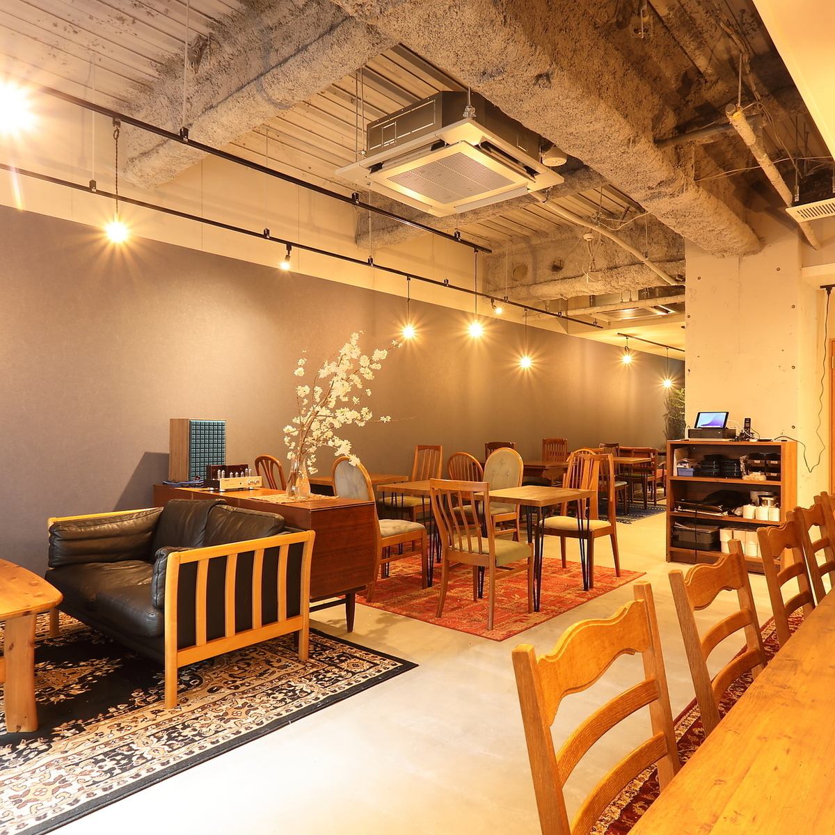 新宿3丁目に佇むおしゃれ隠れ家カフェ。快適にくつろげます◎