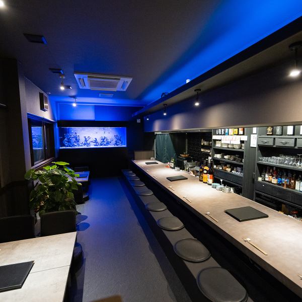 [New sensation dining bar] Approximately 13 minutes walk from Exit 5 of Higashino Station on the Kyoto Municipal Subway Tozai Line.There are parking spaces for 5 cars, so you can come by car.Enjoy food and drinks to your heart's content in a relaxing space surrounded by an impressive aquarium.