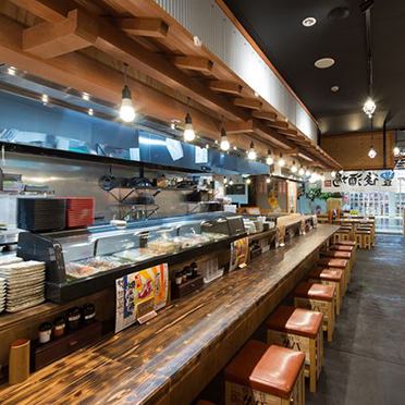 お1人様でも気軽に楽しめるカウンター席も、もちろんご用意してます!駅近というのもあり、電車待ちでサクッと利用できることもご好評いただいてます!ゆったりしたカウンター席はカップルやご夫婦でのご利用にも人気のお席!お隣のお席との間隔を開けてご案内させて頂きます。