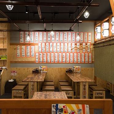 <p>心を込めて夜通し貼りました♪壁にはぎっしりお得なメニュー満載☆漂う炭火焼の美味しい香りが食欲をそそる店内で、読めば読むほど食べたく、飲みたくなります!大分の郷土料理を肴に是非今夜も豊後酒場で一杯!店内の感染症対策を徹底して皆様のご来店をお待ちしております!</p>