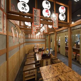 2名様からご利用頂けるテーブル席。気の合うお仲間とゆっくりお楽しみください！