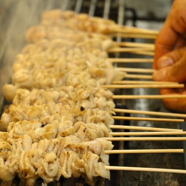 酒場といえば『炭火焼鳥』。手差しした丁寧な仕事。酒場のエース!種類豊富!迷ったら焼鳥盛780円(税込)~!