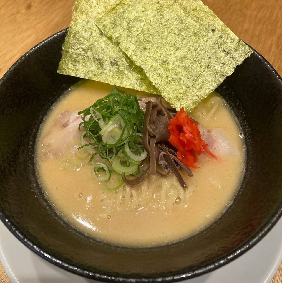 家族で楽しめるじっくり煮込んだ参鶏湯ベースの三大鶏ラーメン
