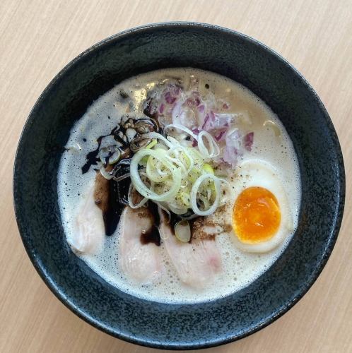 スープが自慢の鶏ラーメン