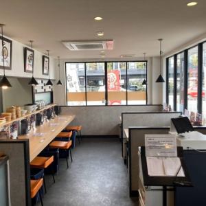 ご家族でのお食事にぴったりな広めのテーブル席もご用意しております。お子様用のラーメンもございますので、みんなで楽しい食卓を囲むことができます♪大切なひとときを、こだわりの美味しいラーメンとともにお楽しみください！