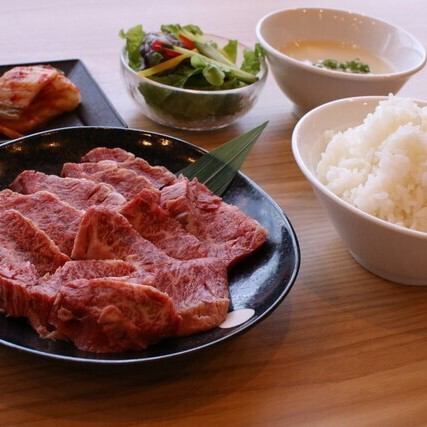 A5黒毛和牛や新鮮なホルモンをリーズナブルに楽しめます。鮮度が高く種類も豊富です。