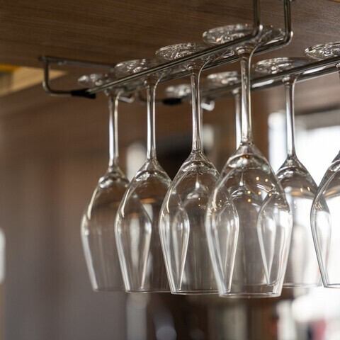 <p>厳選されたワインと焼肉のマリアージュを楽しめるお店！味わい深い肉の旨みが、【選び抜かれたワイン】と見事に調和します。焼肉を楽しんだ後は、ウーロン茶やコーン茶でリフレッシュ。さらに、飲み放題プランも充実。仲間と一緒にワイワイ盛り上がれること間違いなし！おしゃれな空間で素敵なひとときを過ごしませんか？</p>