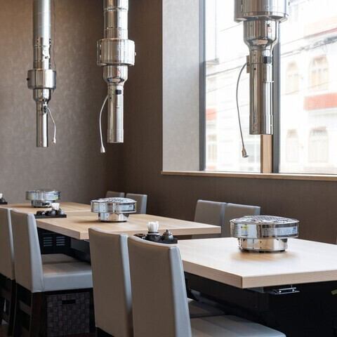 <p>おしゃれなカジュアルモダンな店内で、こだわりの料理を味わう喜びを感じてみませんか？ブラウンを基調とした温かみのある雰囲気が、友人との語らいをさらに楽しくしてくれます。【美味しい】料理と共に、魅力的な味わいが広がるひとときをお過ごしください！リラックスできる空間で、素敵な夜をお過ごしください。</p>