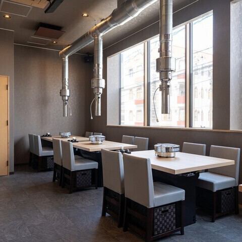 明るい陽射しが差し込む広々とした店内で、スタイリッシュな時間を過ごせる場所です。ナチュラルなインテリアが心を落ち着け、特別な瞬間を彩ります。女子会やデート、宴会など、多様なシチュエーションにフィットする空間。カジュアルな雰囲気の中で、心地よい会話を楽しむひとときが実現します。