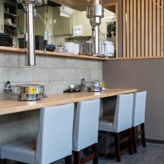 友達や恋人と肩を寄せ合い、焼肉を楽しむ特別な空間が広がっています。落ち着いたインテリアが、まるでプライベートなデートのような雰囲気を演出。七輪型のコンロでお肉を焼きながら、語り合う時間は格別なもの。普段の食事から特別な日まで、どんなシーンでも大歓迎！ぜひ、大切な人と共に訪れてみてください。