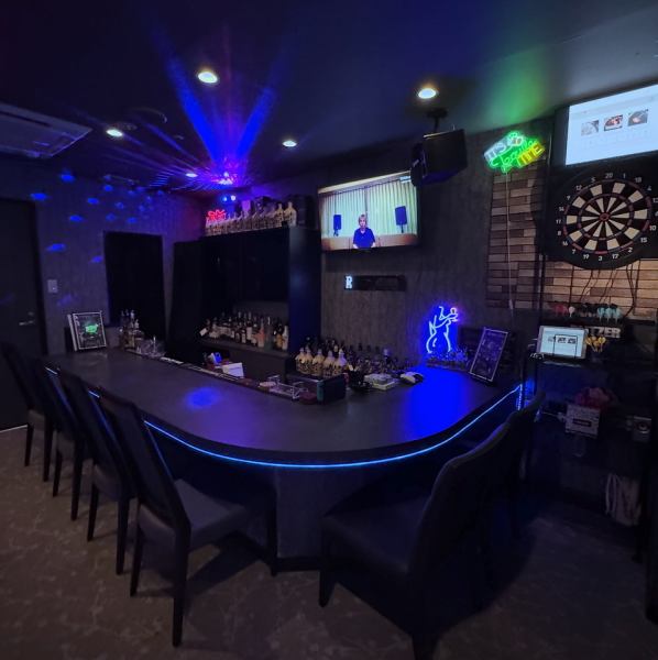 カラオケバーはお一人様も大歓迎！みんなで歌って飲んで歌って歌って、飲んで、歌って踊っちゃいましょう！お酒を飲んで、歌って盛り上がって盛り上がろう！