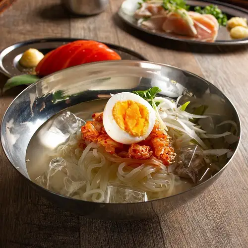 特製スープの韓国冷麺
