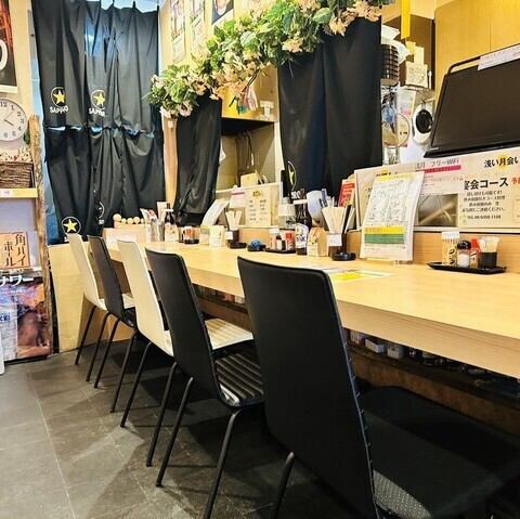 カウンターとテーブル席がある店内は、ゆったりとくつろげる和やかな雰囲気。友人や家族とともに、楽しい時間を過ごせる温かい空間をご提供しています。