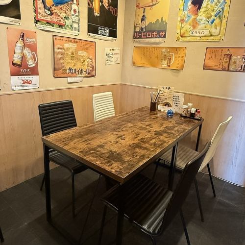 わきあいあいとしたテーブル席で、仲間と楽しいひとときをお過ごしください。