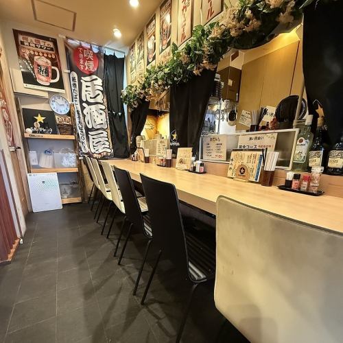 カウンター席ではお一人様も大歓迎!落ち着いた空間でお食事とお酒をお楽しみ頂けます。LIVE終わりの一杯にも最適♪