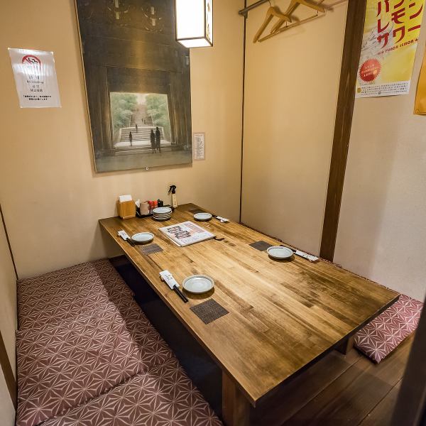 1階フロアには、足をのばしてくつろげる掘りごたつ席と、使い勝手の良いテーブル席をご用意しております。6名様用の掘りごたつが2卓、8名様用が1卓、4名様用のテーブル席が4卓ございます。和のぬくもりを感じる落ち着いた内観は、気の置けない仲間との飲み会にぴったり。当店自慢の美味しい料理と会話をお楽しみください。