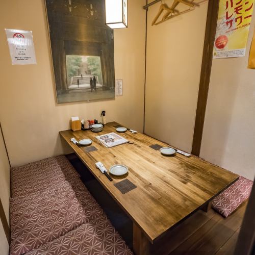 <p>1階フロアには、足をのばしてくつろげる掘りごたつ席と、使い勝手の良いテーブル席をご用意しております。6名様用の掘りごたつが2卓、8名様用が1卓、4名様用のテーブル席が4卓ございます。和のぬくもりを感じる落ち着いた内観は、気の置けない仲間との飲み会にぴったり。当店自慢の美味しい料理と会話をお楽しみください。</p>