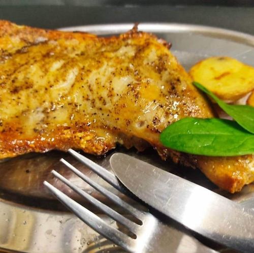 【豪快】ジューシーな肉汁溢れる◎骨付鶏のスパイス焼き