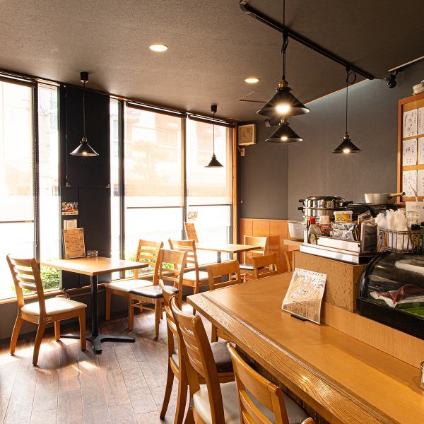 【お仕事終わりにも最適◎】当店は、カウンター席や4名様テーブル席、最大10名様までご利用いただける小上がりをご用意◎カジュアルな雰囲気が魅力で、仕事終わりのちょい飲みや同僚との飲み会にもぴったり。新鮮な海鮮料理をリーズナブルに楽しめるので、気軽に立ち寄ってお友達や同僚と楽しいひとときを過ごせます♪
