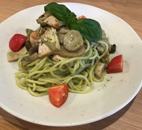 Genovese with smoked chicken and various mushrooms