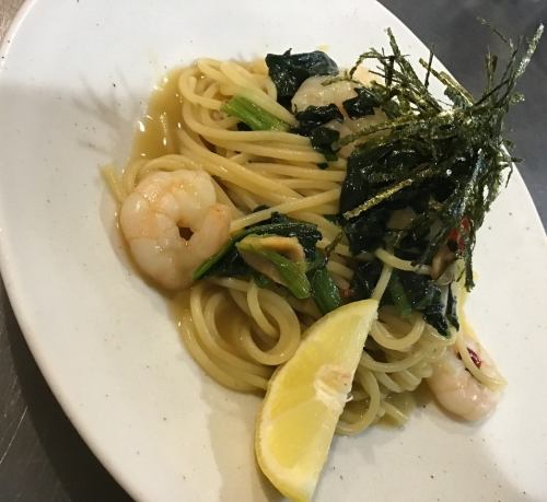 Japanese-style pasta with shrimp and spinach