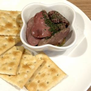 慢炖鸡肝配饼干