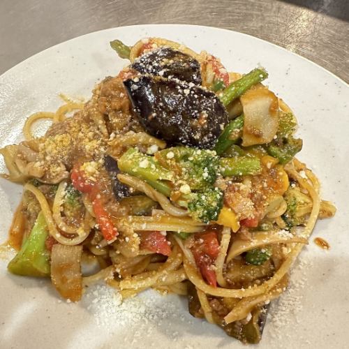 彩色蔬菜肉醬麵