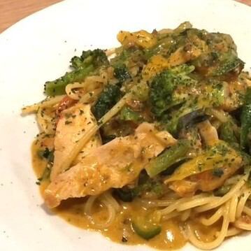 煙燻雞和色彩鮮豔的蔬菜配肉奶油醬