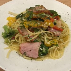 培根和彩色蔬菜配辣椒